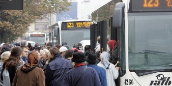 transportul-in-comun-blocat-la-ramnicu-valcea-din-cauza-protestelor-soferilor-regiei-de-transport-86378