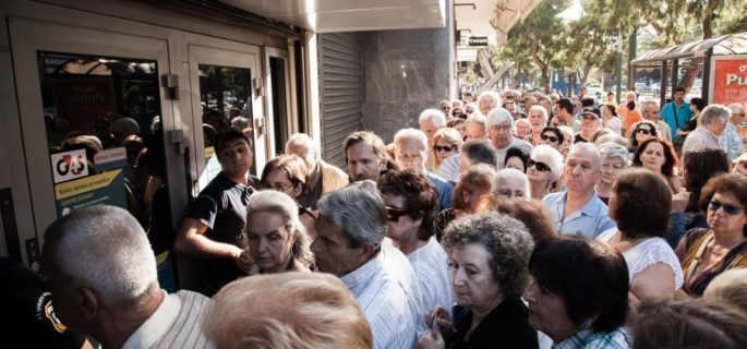 fotografii-cu-cozile-de-pensionari-greci-care-au-incercat-sa-si-retraga-banii-de-la-banci-713-286-1435843654