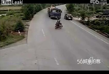 video-18-probabil-cel-mai-socant-accident-surprins-vreodata-doi-chinezi-pe-o-motocicleta-spulberati-de-un-camion-18433910