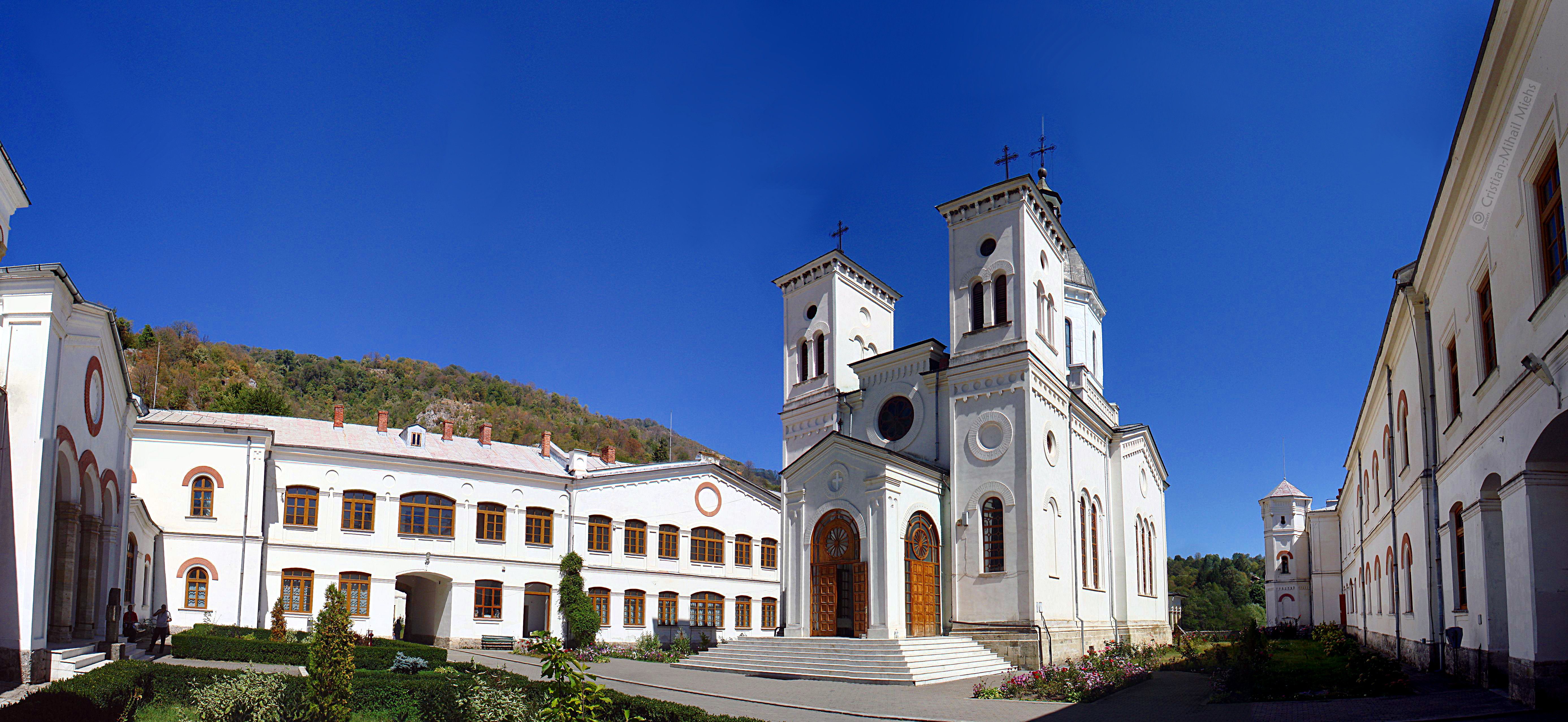 Manastirea_Bistrita-Valcea-vedere_de_ansamblu