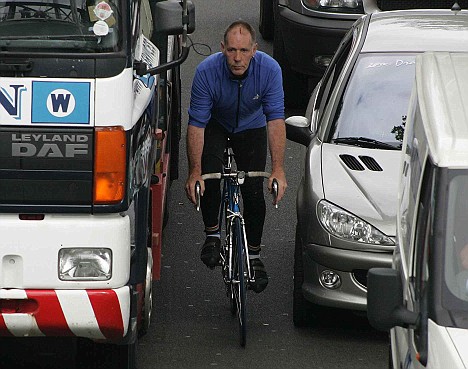 05/08/2005........CYCLIST ON THE EMBANKMENT  .PIC CAVAN PAWSON