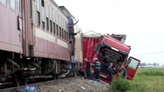 romania-un-tir-lovit-in-plin-de-tren-soferul-a-murit-6484